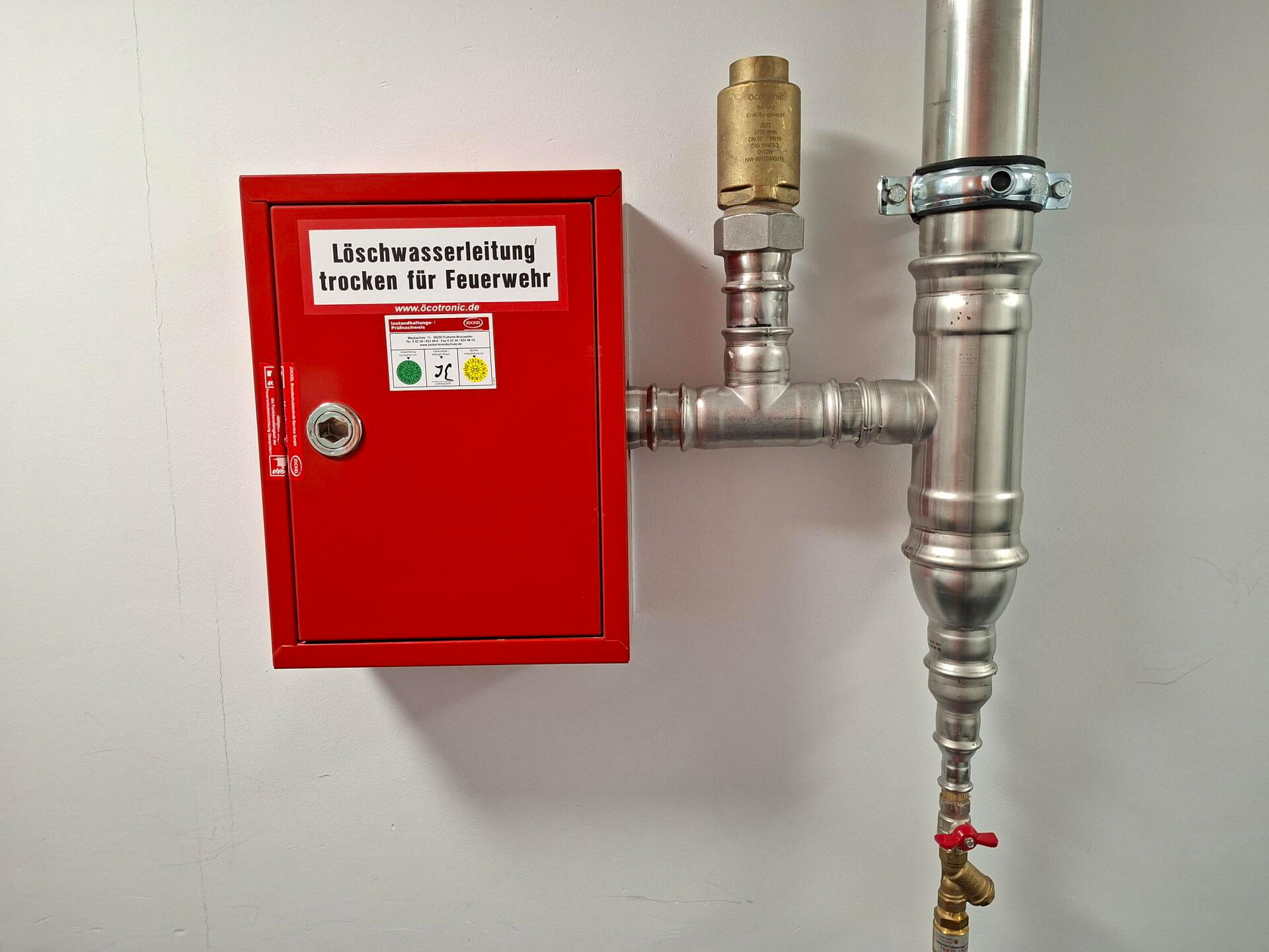 Foto einer Löschwasserleitung trocken für die Feuerwehr Leitungen und Kasten