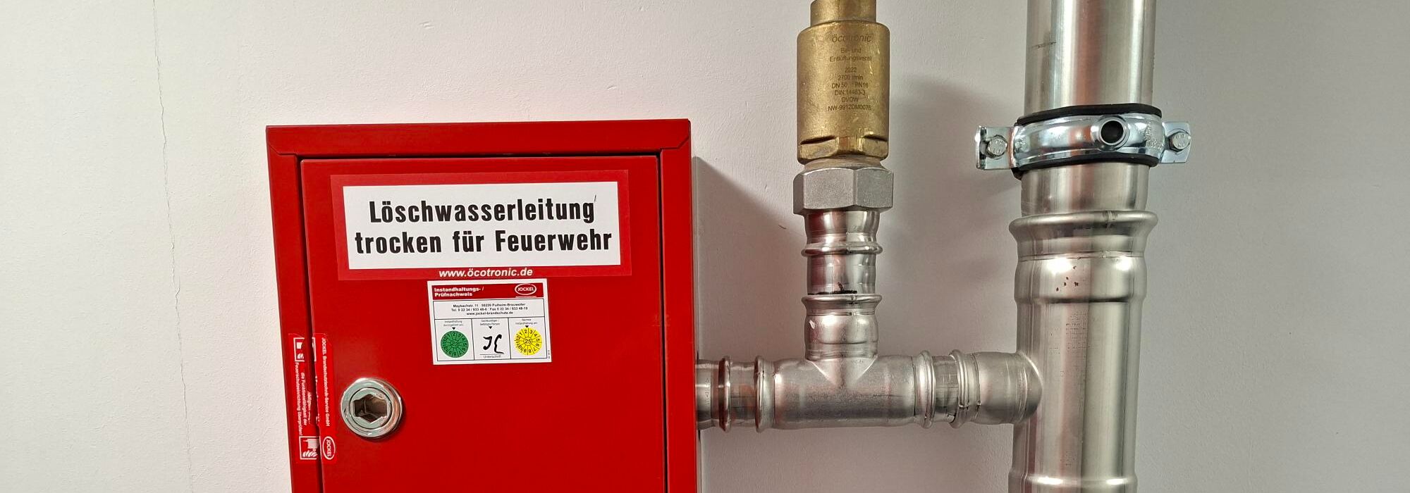 Foto einer Löschwasserleitung trocken für die Feuerwehr Leitungen und Kasten
